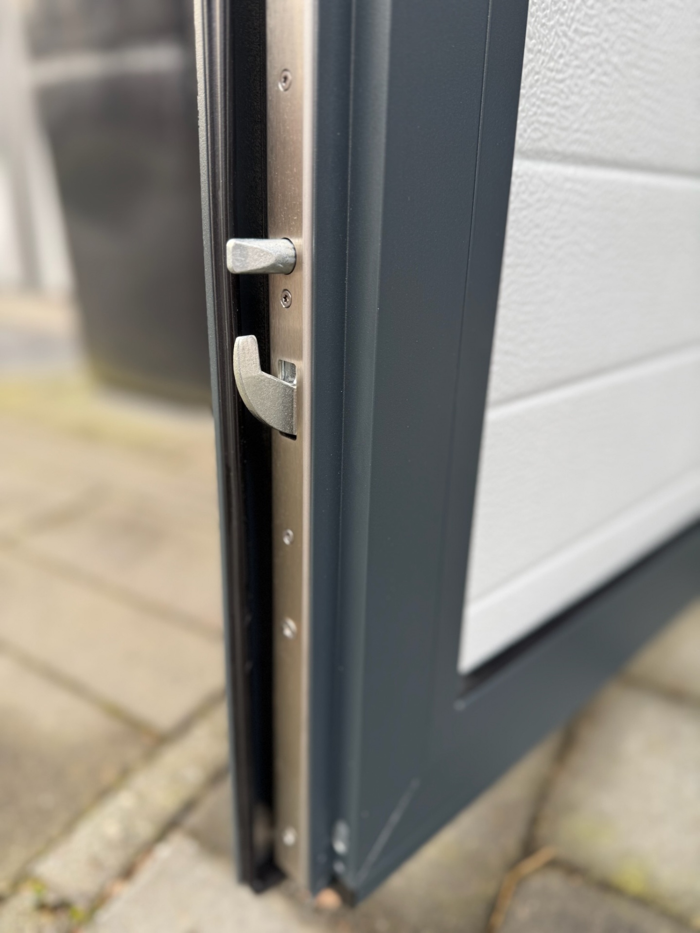Close-up meerpuntsluiting en valdorpel garagedeur