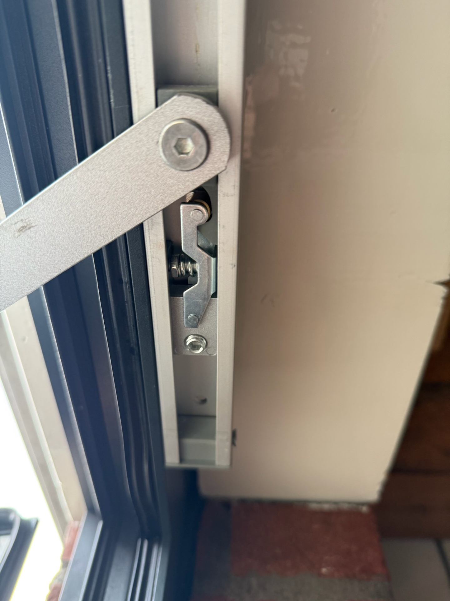 Close-up scharnier en sluitsysteem garagedeur