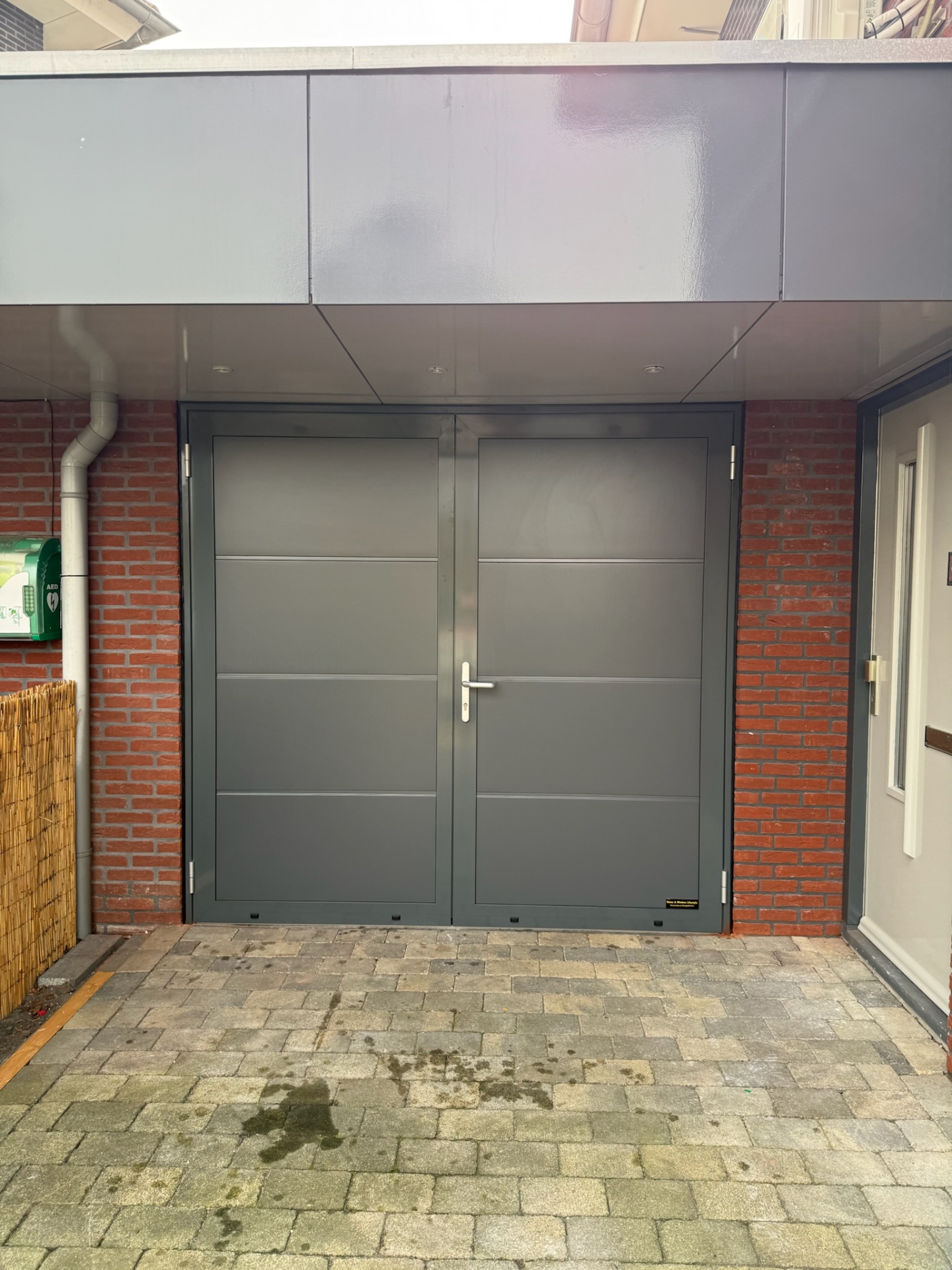 Antraciet dubbele openslaande garagedeur, modern paneel