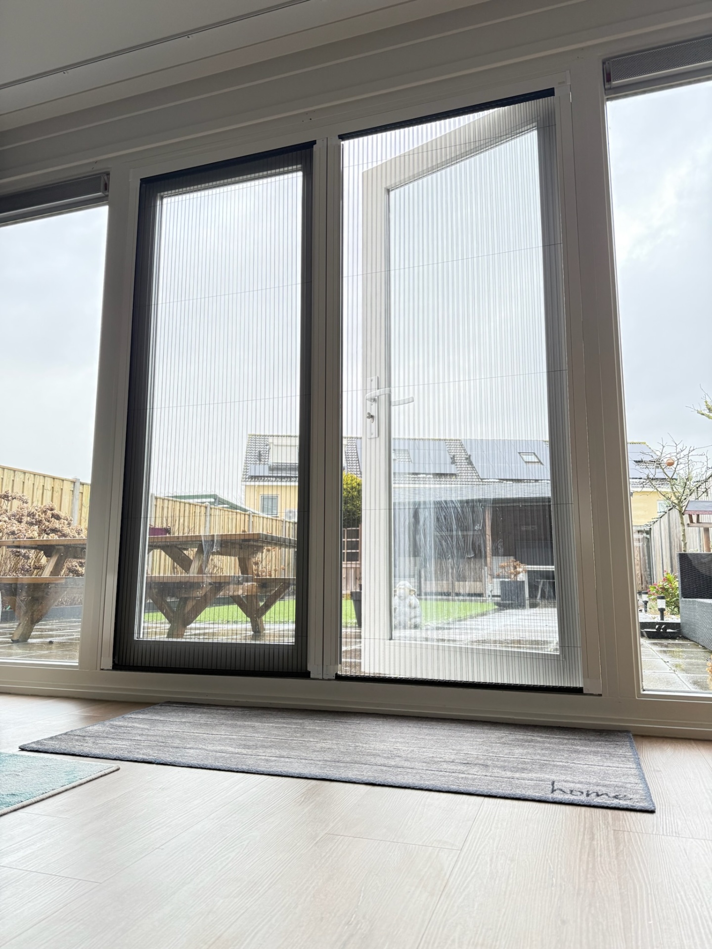 Dubbele hordeur op terrasdeuren met zicht op tuin