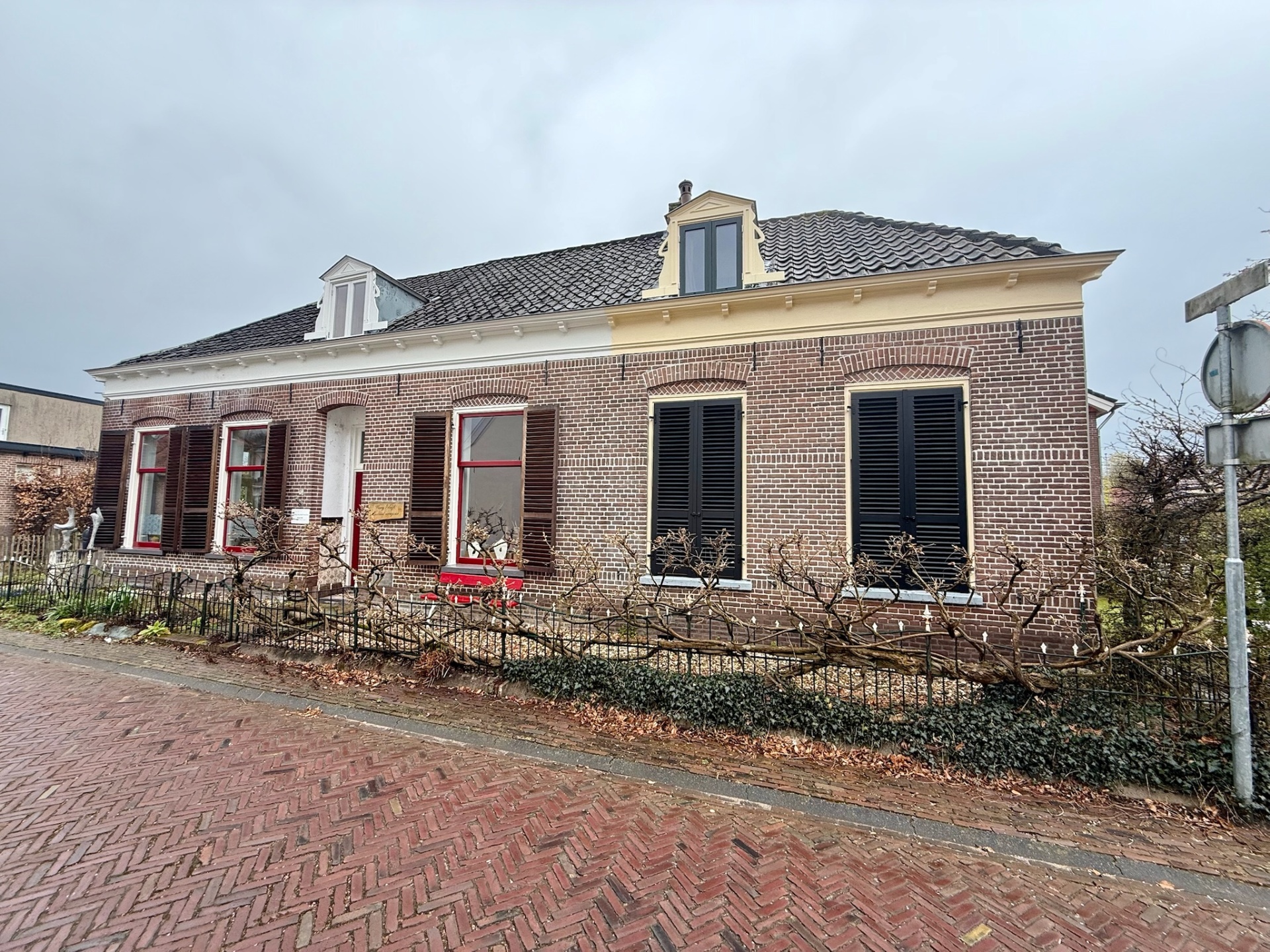 Klassieke woning met zwarte en bordeauxrode luiken