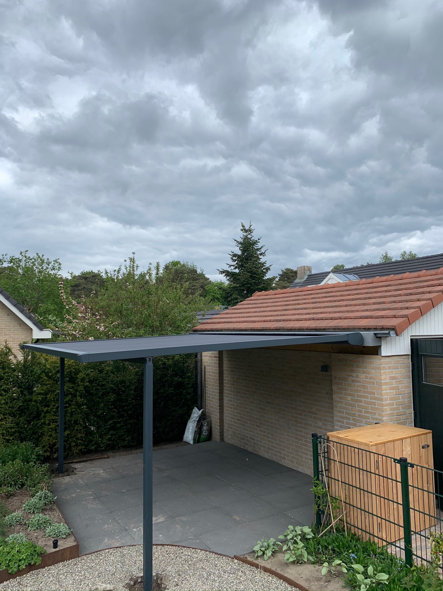 Vrijstaande pergola met antraciet doek in tuin van bungalow