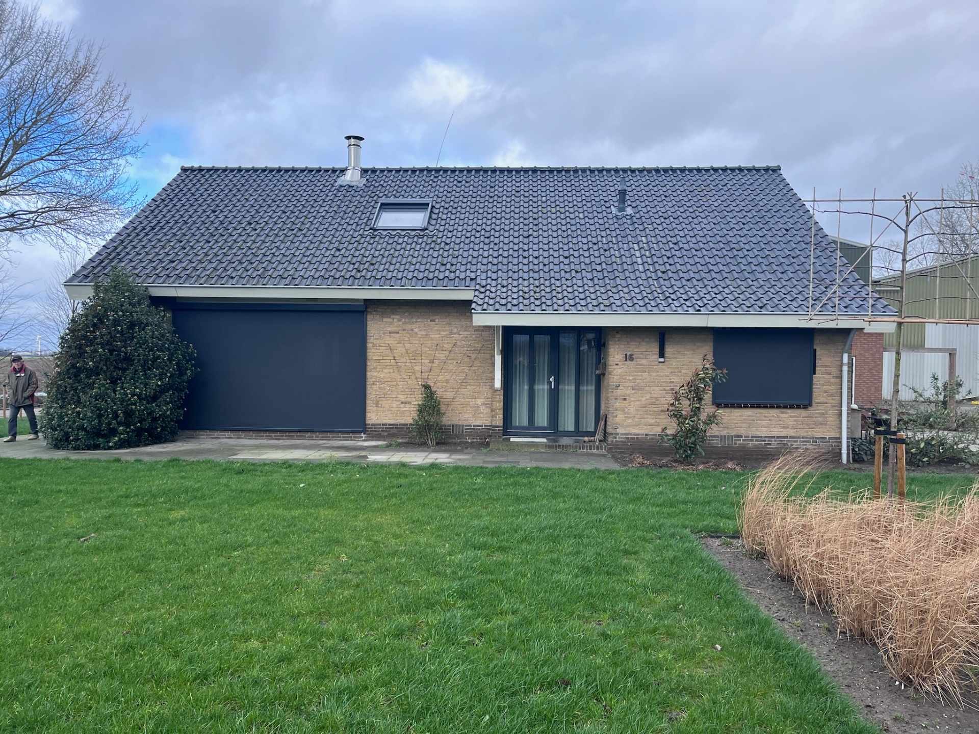 Bungalow met grote antraciet zip-screens voor tuingevel