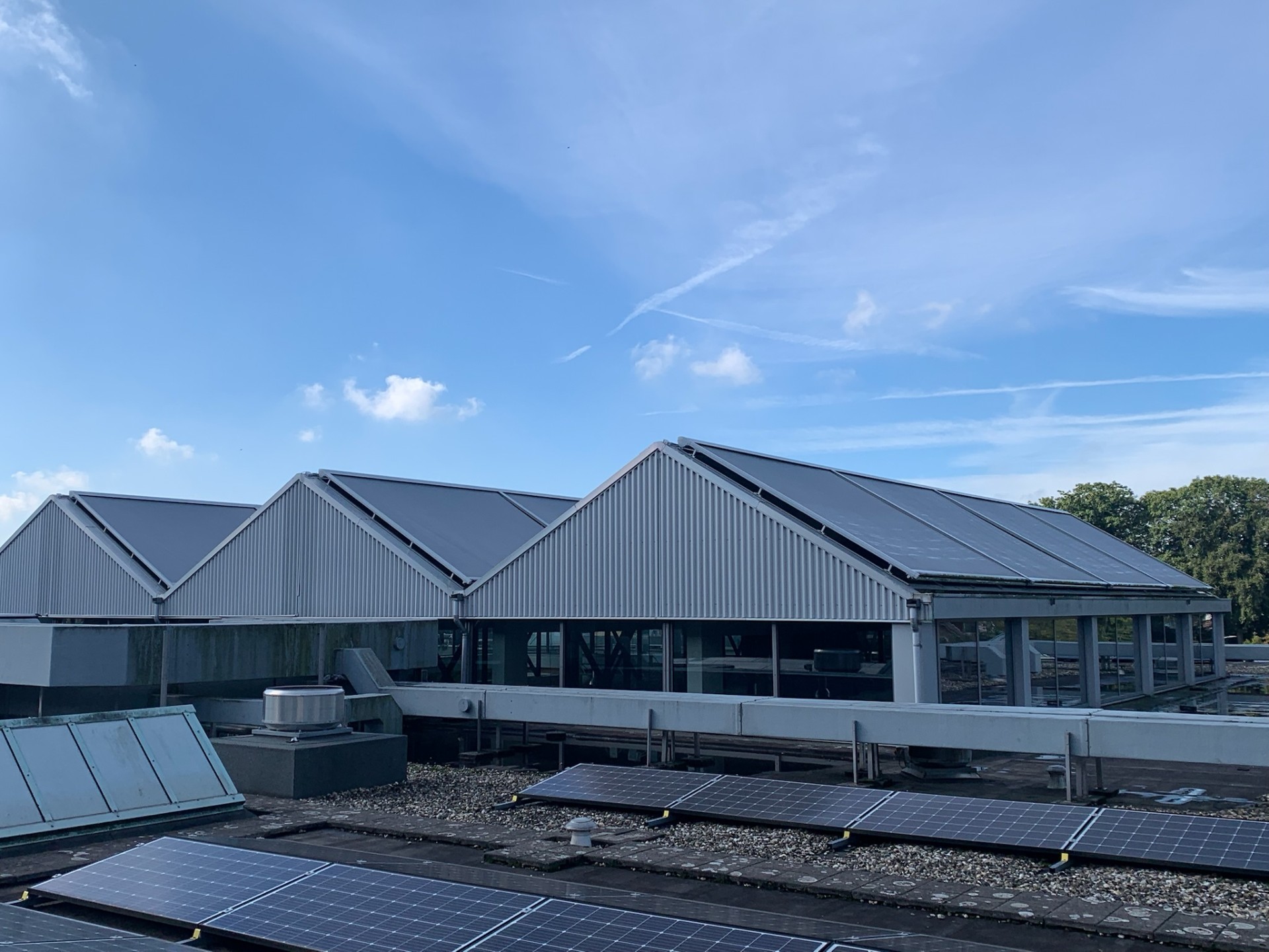 Industriële zip-screens op zaagtanddak van school