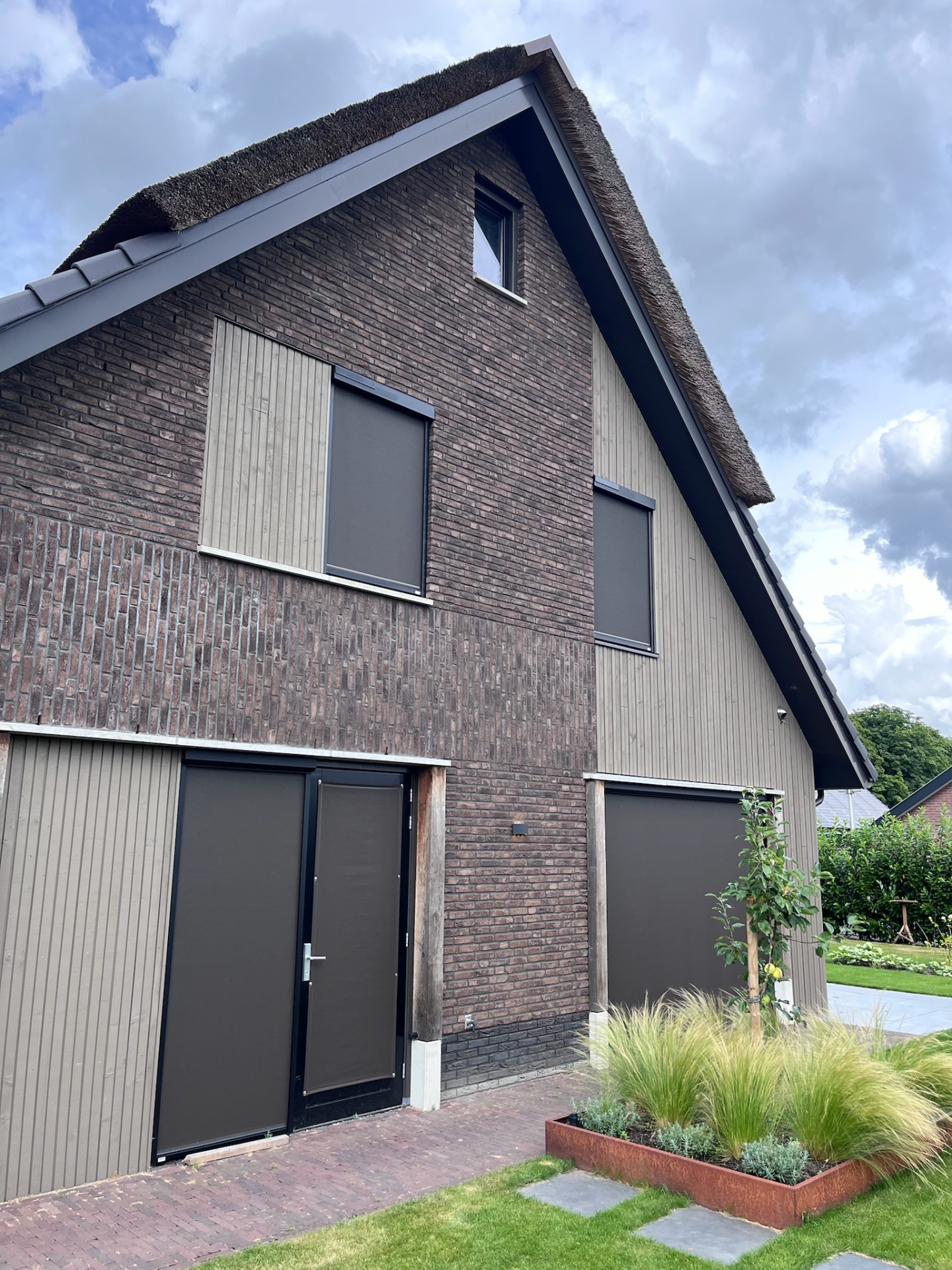 Moderne villa met antraciet zip-screens op meerdere gevels