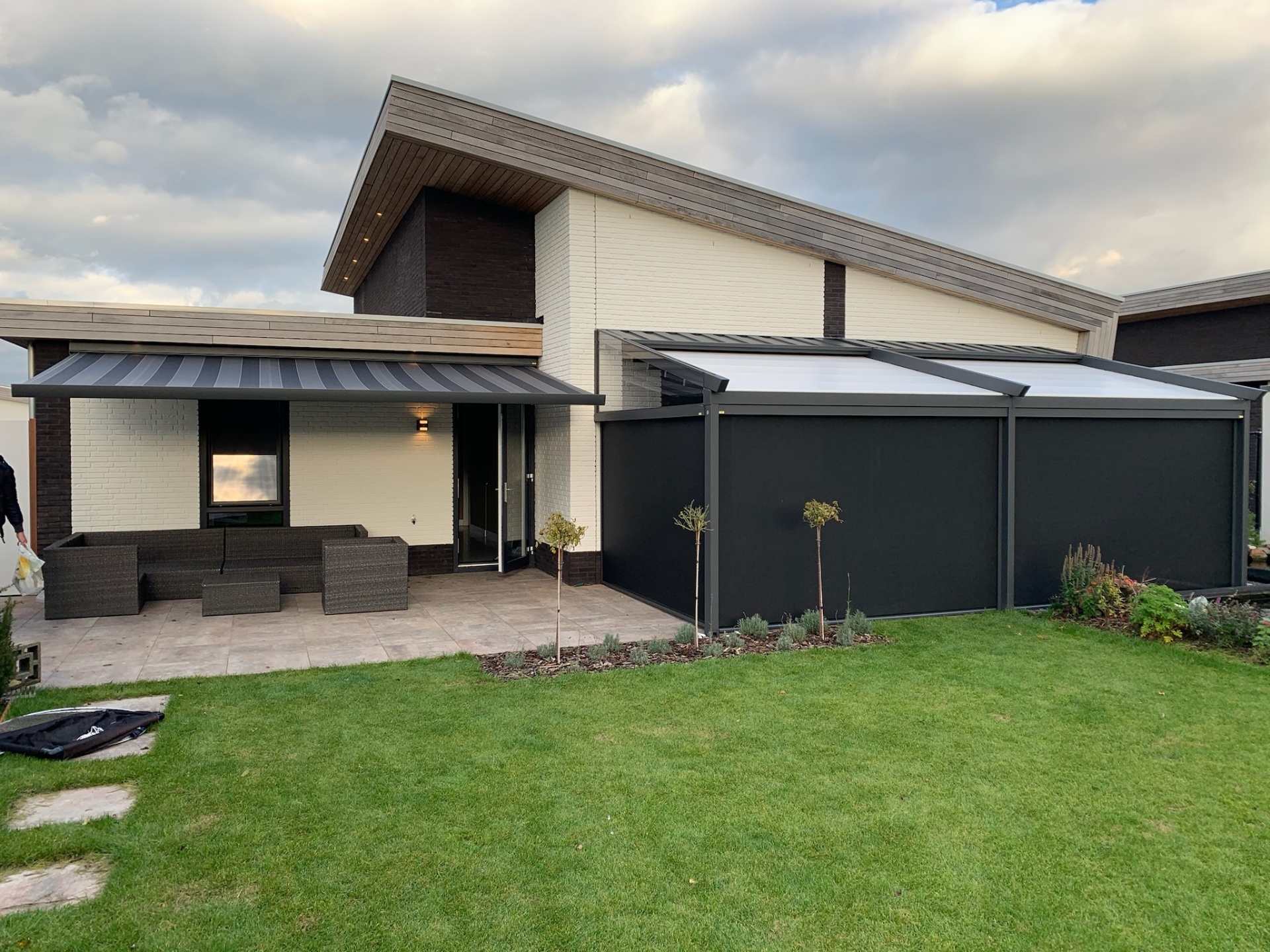 Moderne villa met serre zonwering en geïntegreerde zijschermen